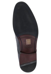 Suola di scarpa in pelle nera con finitura liscia. Presenta un logo impresso e marcature della taglia. Interno distintivo rosso-bruno con dettagli in cucitura blu.