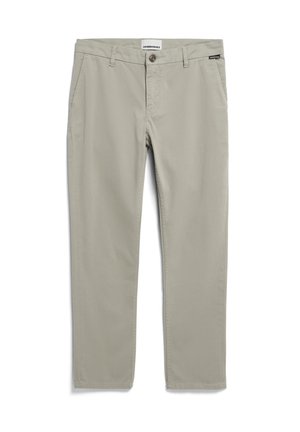 Pantaloni in cotone beige, design a gamba dritta, chiusura frontale con bottone, tasche laterali, dettagli di cucitura sottili, texture liscia.