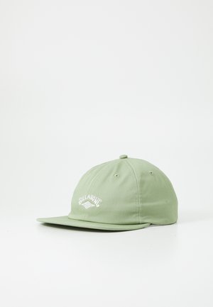 Casquette de baseball vert clair à six panneaux avec logo brodé blanc et visière incurvée sur fond blanc.