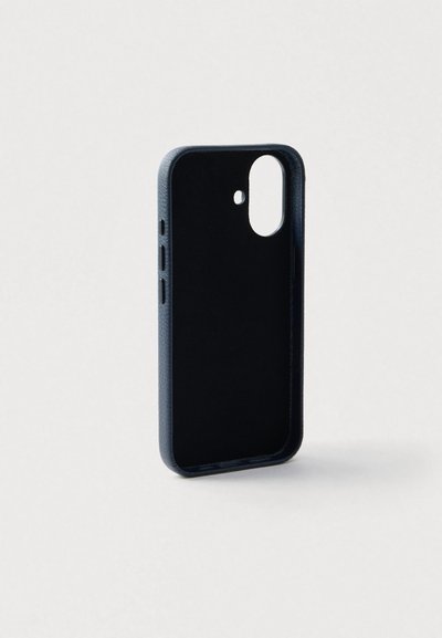 Μαύρη θήκη για smartphone με υφή στην εξωτερική πλευρά, ακριβή ανοίγματα για τα κουμπιά και την κάμερα, και εφαρμογή που αγκαλιάζει τη συσκευή. Κατασκευασμένη από ανθεκτικό πλαστικό υλικό.