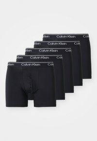 Schwarze Baumwoll-Boxershorts mit eng anliegender Passform und elastischem Bund, der mit "Calvin Klein"-Branding in Weiß versehen ist. Fünferpack.