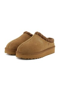 Zoccoli slip-on in suede marrone con collare imbottito, punta rotonda e suola in gomma texturizzata. Presentano un design cucito lungo il bordo superiore.