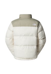 Puffjacka i krämfärg och ljusgrön, med hög krage och horisontellt quiltat mönster. Inkluderar logotyp på övre ryggen.