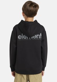 Sudadera con capucha negra con el logotipo "element" en gris en la parte posterior. Presenta un corte relajado y puños y dobladillo acanalados.