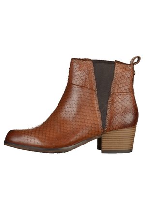 Botte à cheville en cuir marron avec motif texturé, panneau latéral élastique, languette au talon, et talon bas carré superposé.