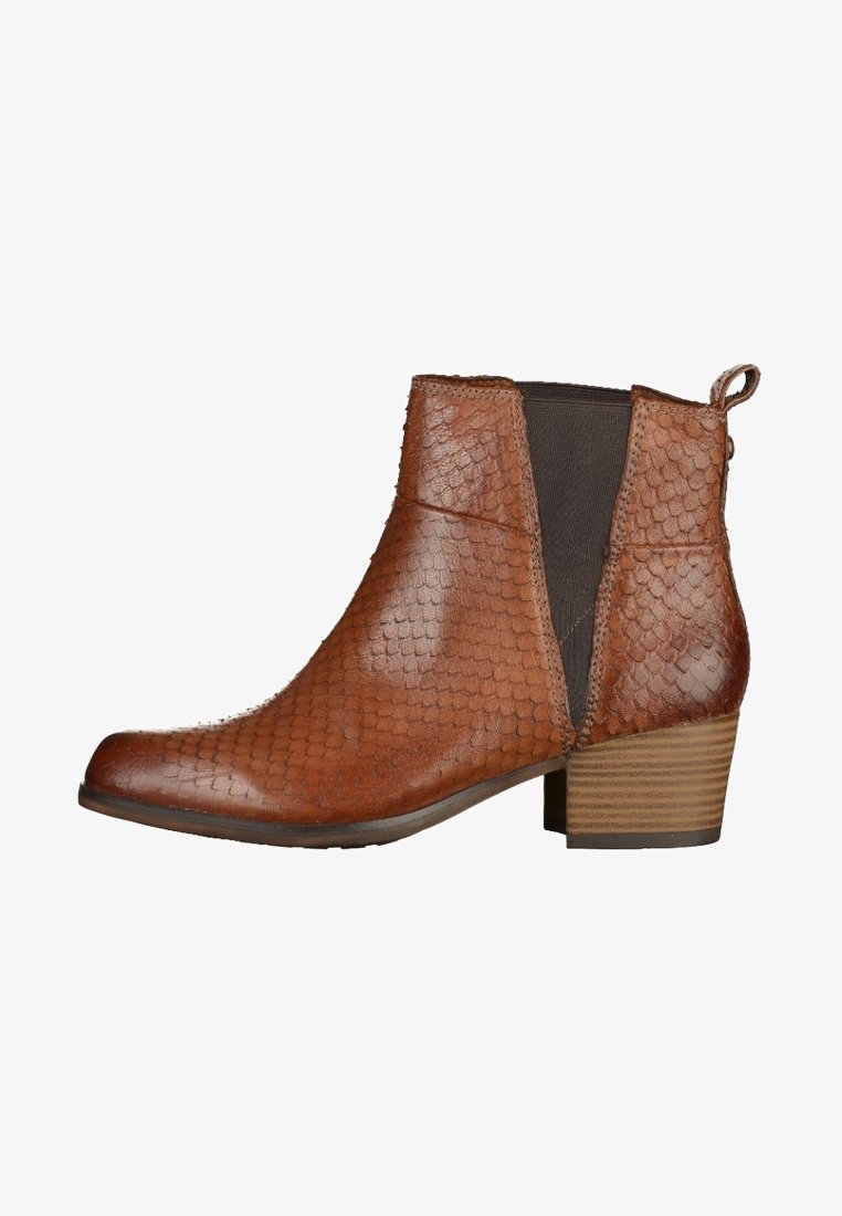 Botte à cheville en cuir marron avec motif texturé, panneau latéral élastique, languette au talon, et talon bas carré superposé.