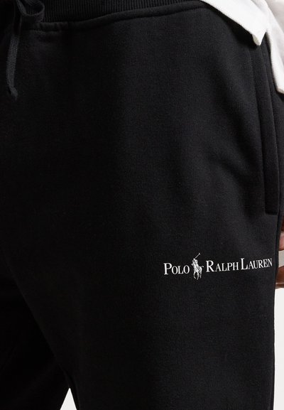 Schwarze Baumwoll-Sweatpants mit einem Kordelzugbund und dem weißen "Polo Ralph Lauren"-Logo mit einem Pferdeemblem auf dem linken Oberschenkel.