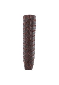 Woven braunes Lederzylinder mit einer strukturierten Oberfläche. Verfügt über ein enges Flechtmuster und glatte Kanten, die die Handwerkskunst zur Geltung bringen.