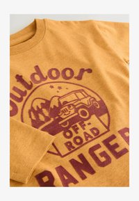 Unselected, ochre yellow outdoor ranger