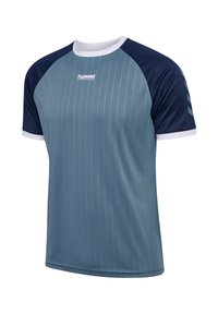Sport T-shirt in lichtblauw met verticale streepjes. Kenmerkt navyblauwe raglanmouwen en een witte kraag. Gemaakt van zacht, ademend materiaal.