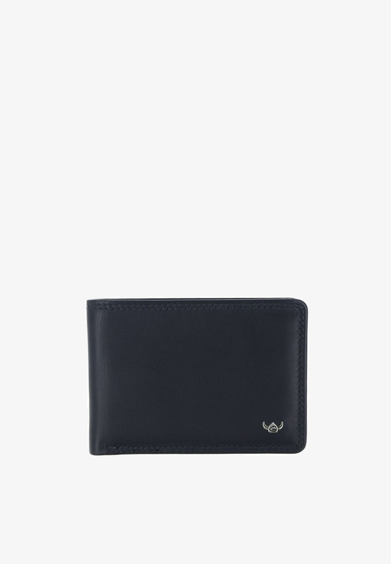 Portefeuille bifold en cuir noir avec bords cousus et un petit emblème logo argenté dans le coin inférieur droit, présenté fermé sur fond blanc.