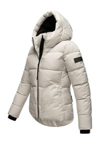Doudoune légère beige clair avec capuche, fermeture éclair à l'avant et poignets élastiques. Comprend des panneaux cousus et un patch logo sur la manche.