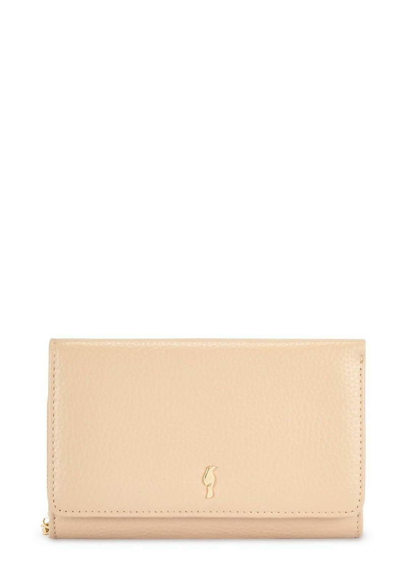 Beżowy skórzany portfel o teksturowanym wykończeniu, z złotym akcentem logo. Ma smukły design i zamknięcie na złożenie.