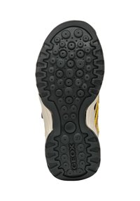 Suela de goma negra con patrón de banda circular, con una entresuela beige. Nombre de la marca "GEOX" estampado cerca del talón, tamaño "27" marcado.