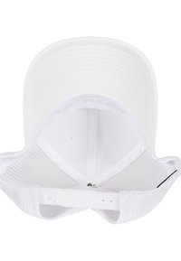 Hvid flex-fit kasket med en glat, tekstureret overflade, mesh-fór, buet skygge og justerbar snap-lukning for pasform.