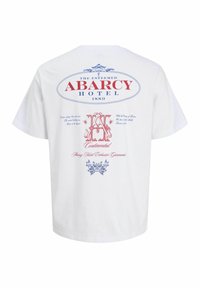 Fehér pamut póló színes szöveggel és grafikákkal a hátsó részen, beleértve az "ABARCY HOTEL" feliratot, virágos díszítéseket és vintage stílusú design elemeket.