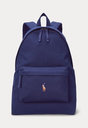 Marineblauwe rugzak met voorvak met ritssluiting met een klein geborduurd logo van een polospeler te paard.