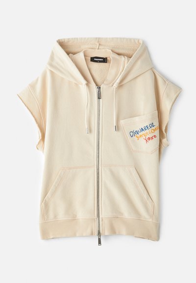 Beige jaka ar rāvējslēdzēju un īsām piedurknēm, ar kangaru kabatām un izšūtu logotipu uz krūšu daļas. Mīksts audums ar gludu tekstūru.