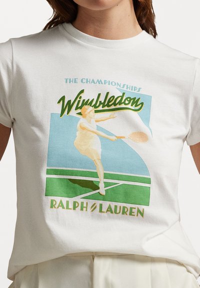 Weißes Baumwoll-T-Shirt mit einem grafischen Druck eines Tennis-Spielers in Grün- und Blautönen sowie dem Schriftzug "THE CHAMPIONSHIPS WIMBLEDON RALPH LAUREN".