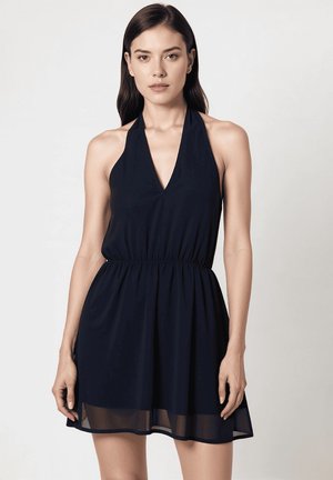 Vestido halter marino con un escote en V profundo, cintura fruncida y dobladillo transparente. Hecho de un tejido ligero, ofrece un ajuste relajado y una textura suave.