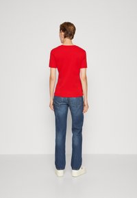 Tommy Hilfiger SLIM CODY - Triko s potiskem - fierce red