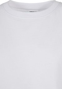 T-shirt en coton blanc avec un col rond, présentant une texture lisse et un design simple. Pas de logos ni de motifs visibles.