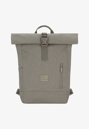 Grå rygsæk med rulletop, frontlynlåslomme, central spænde strop, top håndtag og rektangulært logo patch på forsiden.