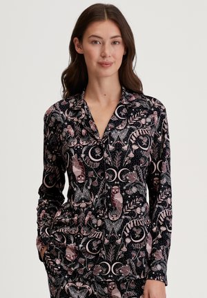 Zwart pyjamajack met lange mouwen, voorzien van een bloemen- en dierenontwerp in roze en wit, met een kraag en knopen aan de voorkant.