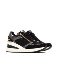Sneakers neri con dettagli metallici, caratterizzati da un upper testurizzato, dettaglio con zip laterale e suola piatta bianca spessa.