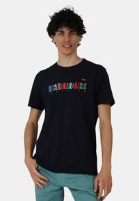 T-shirt in cotone blu navy con maniche corte, caratterizzato da una grafica testuale multicolore "HARMONY BLAINE" sul davanti. Tessuto liscio, girocollo.