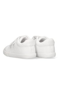 Zapatillas deportivas blancas con una parte superior sintética suave. Las características incluyen detalles perforados, una suela plana y cierre con cordones.