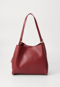 Piros bőr válltáska egyszerű, sima kialakítással és aranyszínű fém díszítéssel a pántok csatolásánál.