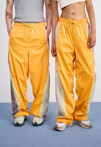 Nike Sportswear - F.R.O.G TRACK PANT UNISEX - Dresside alumine osa - sundial/taupe grey/olive aura/green Väikepilt 1