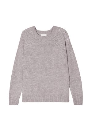 Pull gris clair en maille texturée, col rond et manches longues. Il présente des boutons décoratifs sur une épaule et des poignets côtelés.
