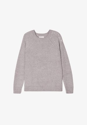 Pull gris clair en maille texturée, col rond et manches longues. Il présente des boutons décoratifs sur une épaule et des poignets côtelés.