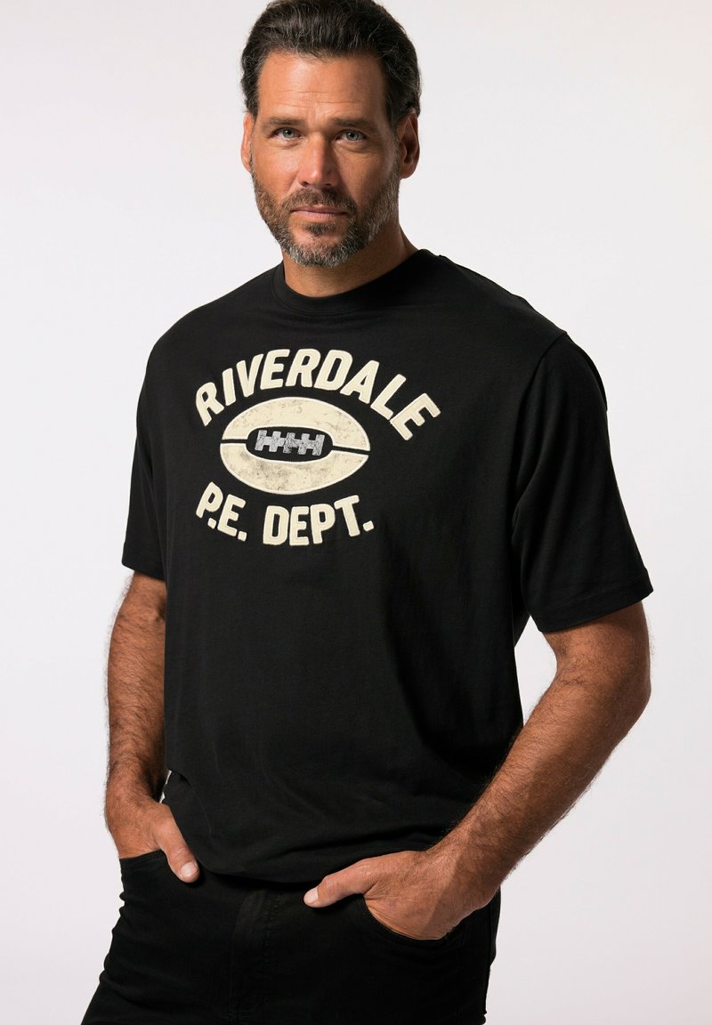 Camiseta de algodón negra con un gráfico de estilo vintage que dice "Riverdale P.E. Dept.", manga corta, cuello redondo y corte relajado.
