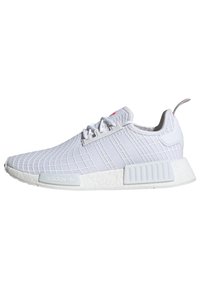 Zapatilla blanca con un patrón de cuadrícula texturizada, diseño con cordones, tres rayas en el lateral y una suela acolchada con un destacado acento en el talón.