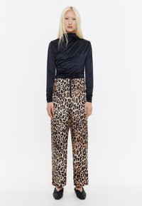 Bimba Y Lola FLUIDO - Pantalones - leopard beige