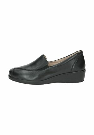 Chaussures noires en cuir à enfiler avec un bout arrondi, un petit talon compensé et un design sans couture, présentant une texture lisse et des ornements minimes.