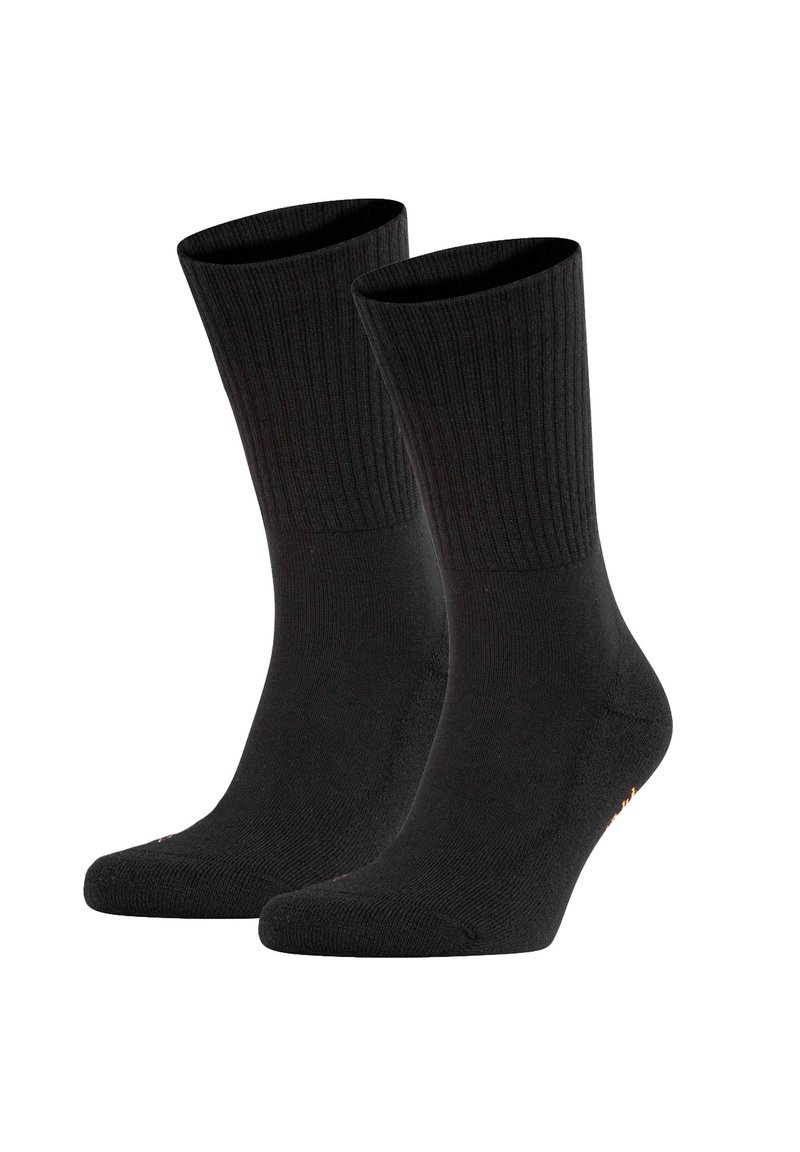 Calcetines de crew de punto negro con textura acanalada, suela acolchada y detalle de logo naranja en contraste cerca del tobillo.