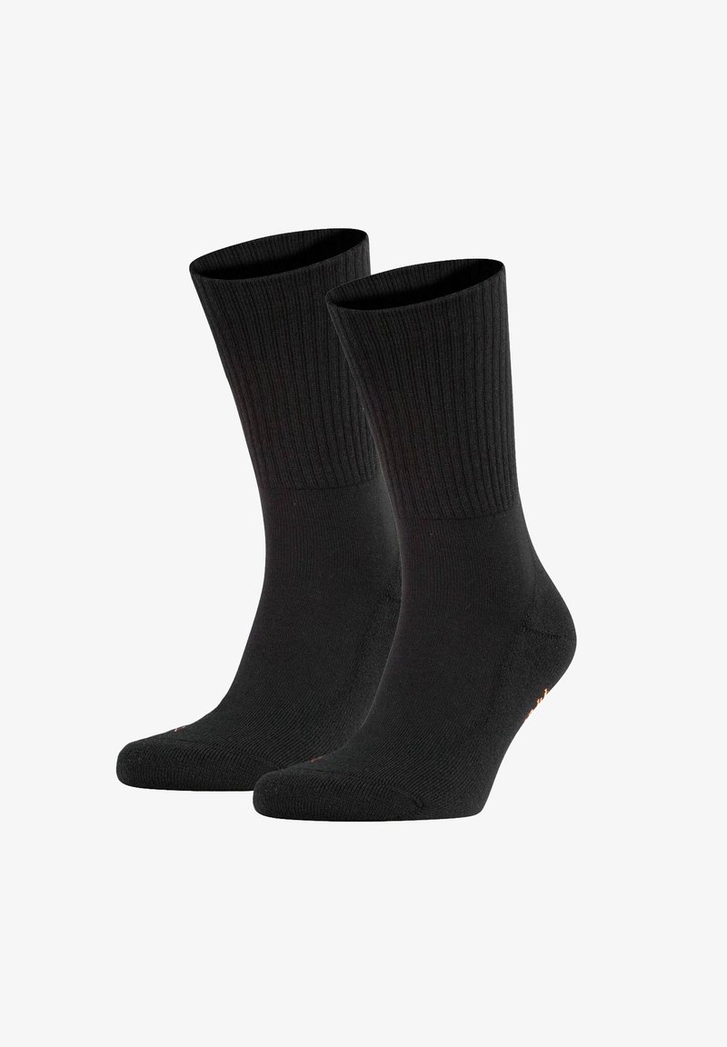 Sorte strikkede crew-sokker med ribbet tekstur, polstret sål og kontrasterende orange logo-detalje nær anklen.