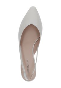 Chaussure plate à bout pointu blanche avec une fine bride de cheville et une semelle intérieure rose portant l'inscription "PETER KAISER."