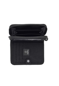 Svart nylonplånbok med dragkedja, flera kortfack och två fack. Har en silvrig tryckknapp och en logotagg inuti.