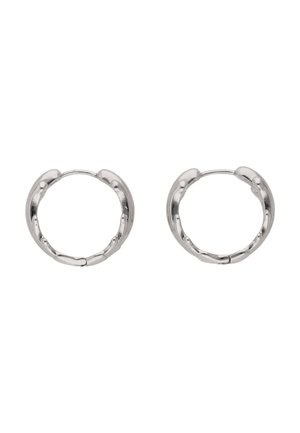 Silberfarbene Metall-Creolen mit strukturierter, unregelmäßiger Oberfläche und Klappverschluss vor weißem Hintergrund.