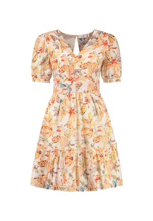 Cvjetna haljina od laganog materijala s v-izrezom, napućenim rukavima i haljinom u slojevima. Boje uključuju breskvastu, žutu i plavu cvjetnu šaru.