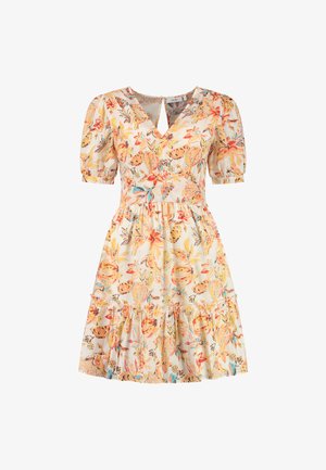 Vestido floral de tejido ligero con escote en V, mangas abullonadas y falda de volantes. Los colores incluyen patrones florales en melocotón, amarillo y azul.