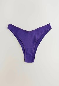 Perizoma viola realizzato in un tessuto morbido e elastico. Presenta una forma classica, una vita sottile e bordi senza cuciture per una visibilità minima.