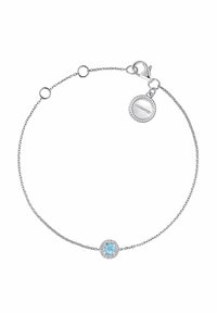 Pulsera de cadena de plata con un centro circular de cristal azul claro, rodeado por un borde texturizado de plata y un cierre.