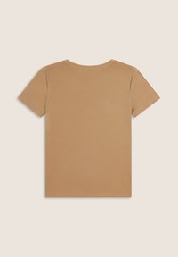 Camiseta de manga corta en algodón color marrón claro. Presenta un escote redondeado y un diseño trasero simple y sin costuras. Textura suave, sin patrones visibles.