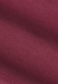 Tissu bourgogne profond avec une surface lisse et texturée, présentant un motif de tissage fin. Le matériau semble durable et flexible.